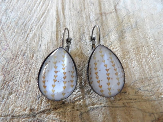 Boucles-doreilles-dormeuses-gouttes-18x25mm-Métal-argenté-noirci-rhodium-guirlande-coeur-fond-blanc