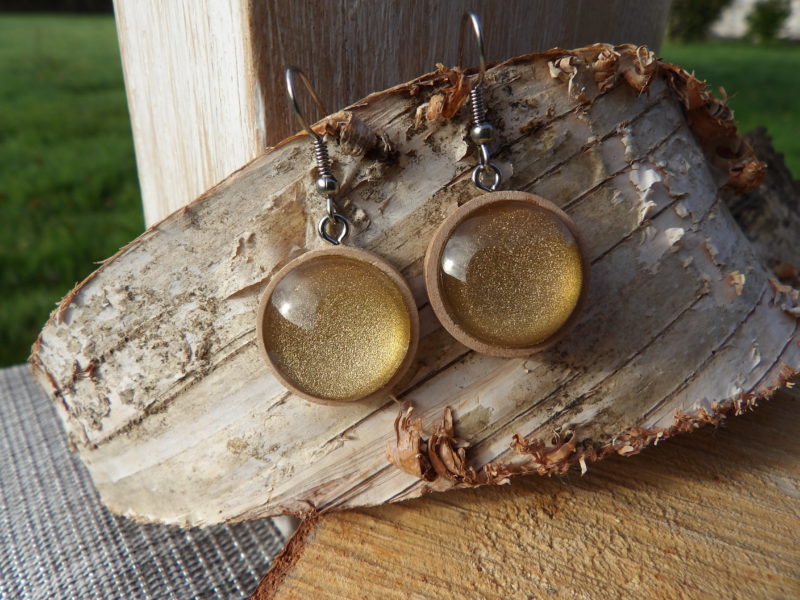 Boucles d'oreilles pendantes bois 19mm - dorée et pailletée