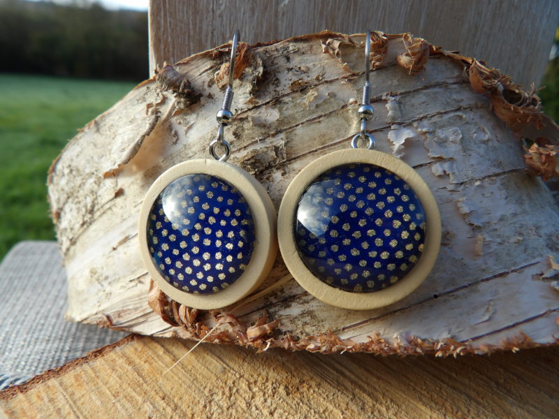 Boucles d'oreilles pendantes bois 25mm - Pois dorés fond bleu nuit