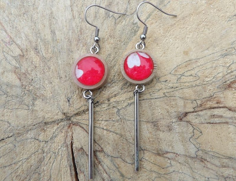 Boucles-doreilles-support-bois-15mm-avec-tube-métal-papier-japonais-floral-blanc-fond-magenta