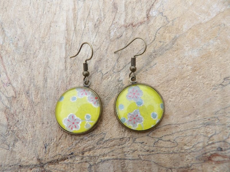 Boucles-doreilles-cabochons-20mm-Bronze-papier-japonais-floral-blanc-fond-jaune