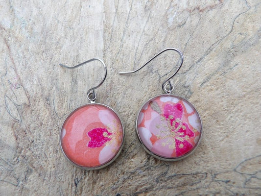 Boucles-doreilles-cabochons-18mm-métal-argenté-papier-japonais-floral-rose-fond-corail