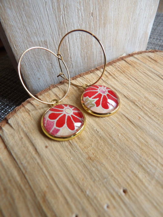 Boucles d'oreilles Créoles 25 mm - cabochons verre 16 mm - fleurs rouges fond corail - acier inoxydable doré