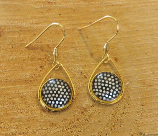 Boucles d'oreilles courtes - acier inoxydable doré - cabochon 12mm - forme goutte Bleu, pois blancs