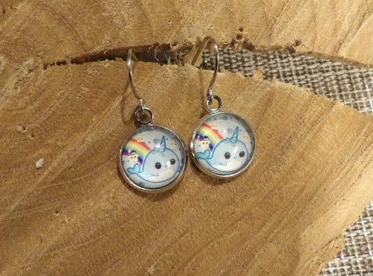 Boucles d'oreilles courtes - modèle enfant avec cabochons ronds 12mm - narval et arc-en-ciel