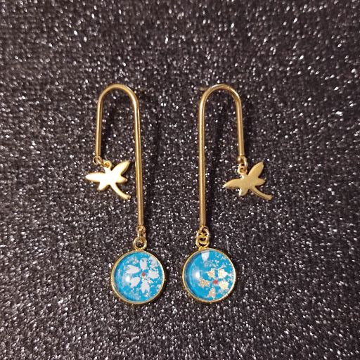 Boucle d'oreille en forme de U - acier inoxydable doré -  cabochon + breloque libellule - floral bleu blanc et doré