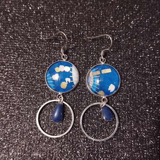 Boucles d'oreilles cabochons ronds 18mm - Métal argenté - floral blanc et doré, fond bleu - breloque cercle et sequin bleu