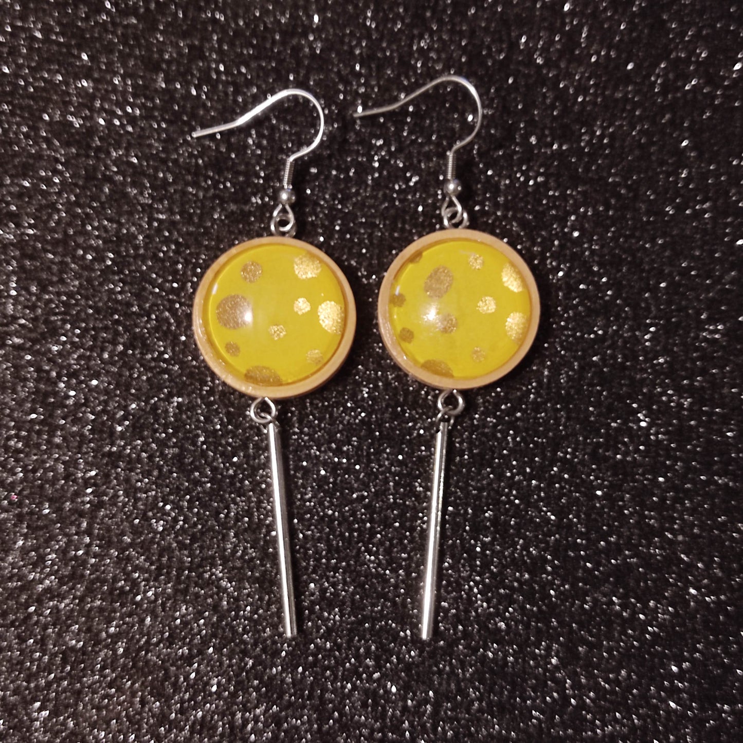 Boucles d'oreilles support bois 20mm avec tube métal - Papier chiyogami pois dorés, fond jaune soleil