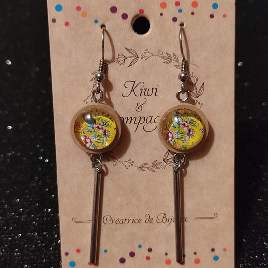 Boucles d'oreilles support bois 15mm avec tube métal - Fleurs roses et feuilles vertes, fond jaune