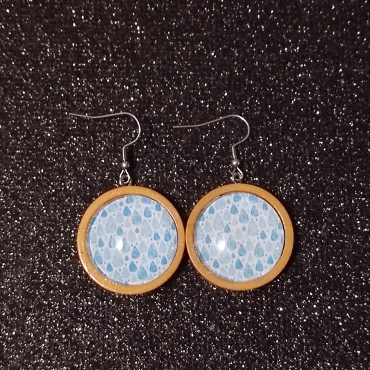 Boucles d'oreilles pendantes bois 30mm - Gouttes bleues, fond blanc