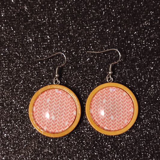 Boucles d'oreilles pendantes bois 30mm - Feuilles rose saumon, fond blanc