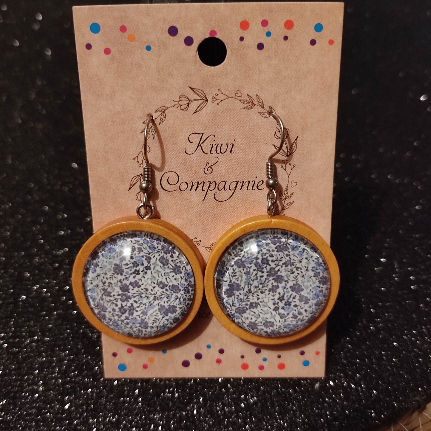 Boucles d'oreilles pendantes bois 30mm - Floral bleu et violet, fond blanc