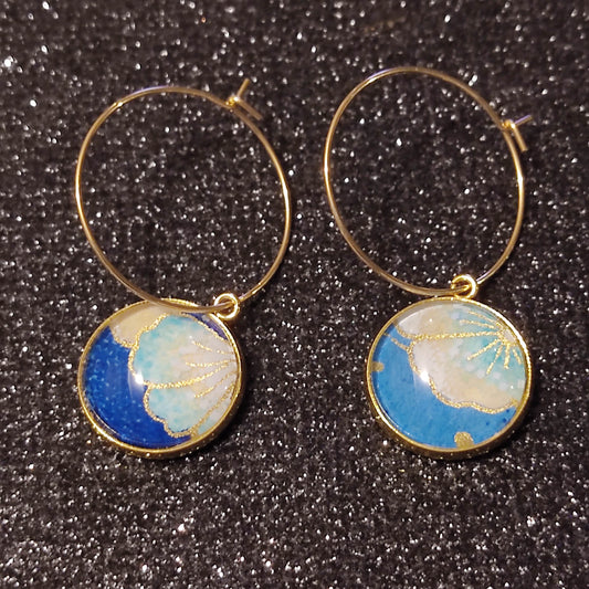 Boucles d'oreilles Créoles 25 mm - cabochons verre 16 mm - papier Chiyogami floral blanc, bleu, doré - fond bleu marine - acier inoxydable doré