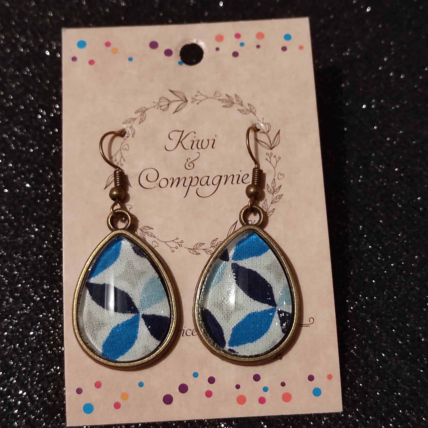 Boucles d'oreilles pendantes goutte 18x25mm - Bronze -  Rosaces bleues, fond blanc
