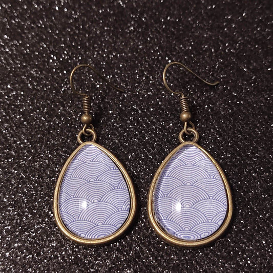 Boucles d'oreilles pendantes goutte 18x25mm - Bronze -  Vagues bleues, fond blanc