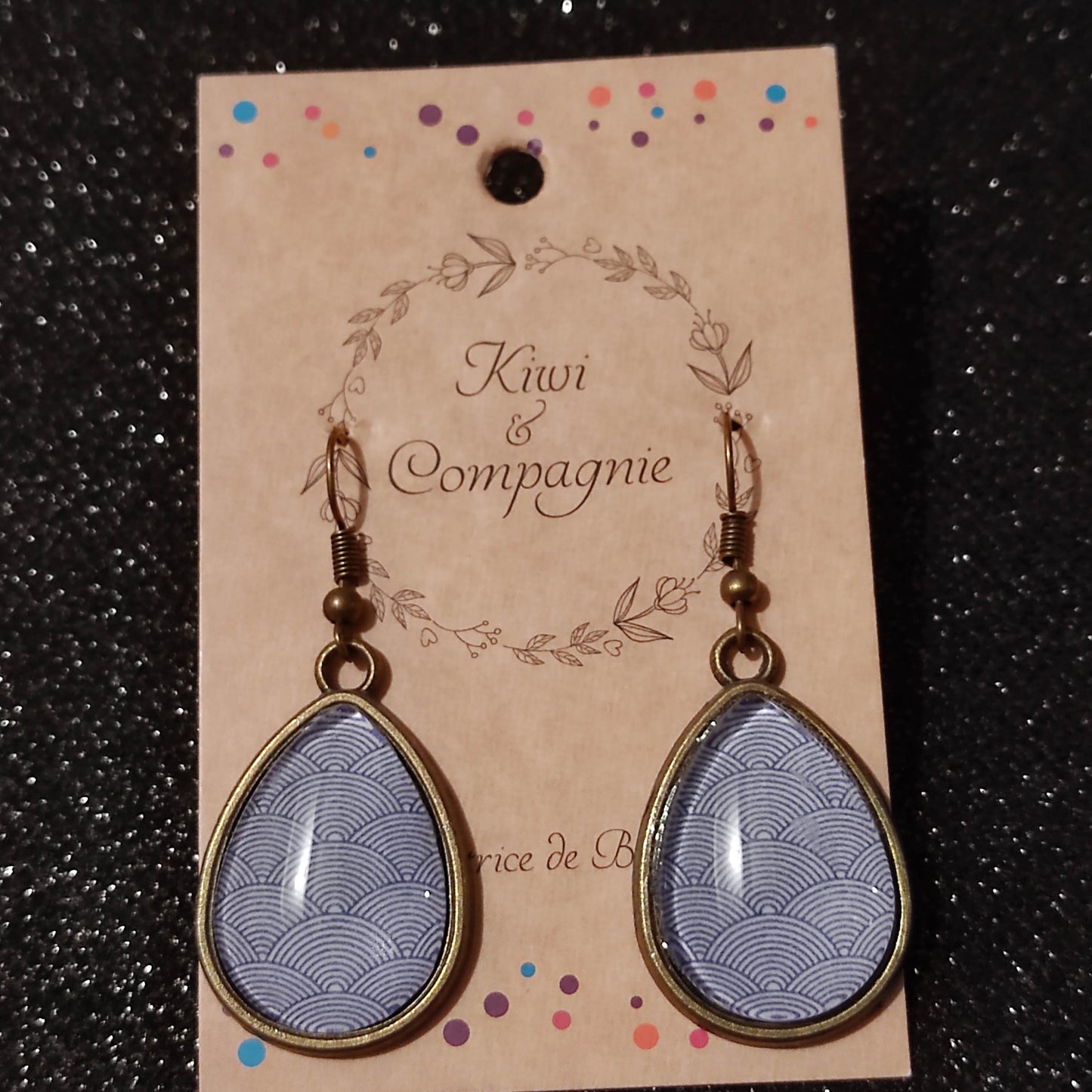 Boucles d'oreilles pendantes goutte 18x25mm - Bronze -  Vagues bleues, fond blanc