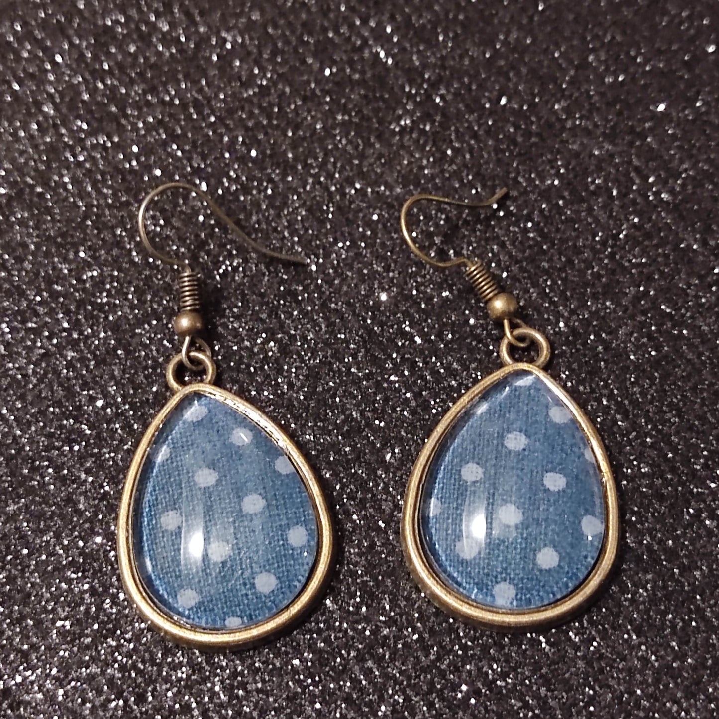 Boucles d'oreilles pendantes goutte 18x25mm - Bronze -  Pois bleus horizon, fond bleu turquin