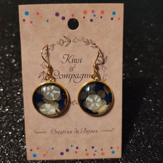 Boucles d'oreilles cabochons ronds 18mm - acier inoxydable doré - papier japonais floral doré et blanc, fond bleu