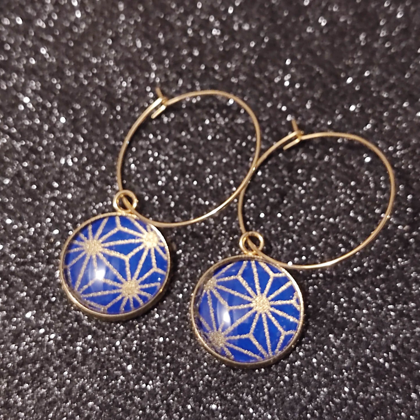 Boucles d'oreilles Créoles 25 mm - cabochons verre 16 mm - papier japonais étoiles dorées, fond bleu royal
