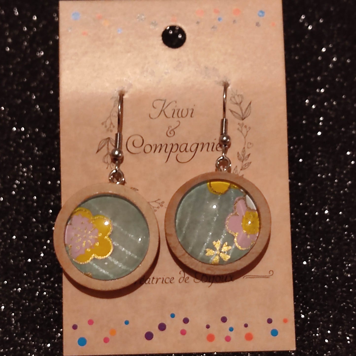 Boucles d'oreilles pendantes bois 23mm - Fleurs roses et jaunes, fond vert d'eau