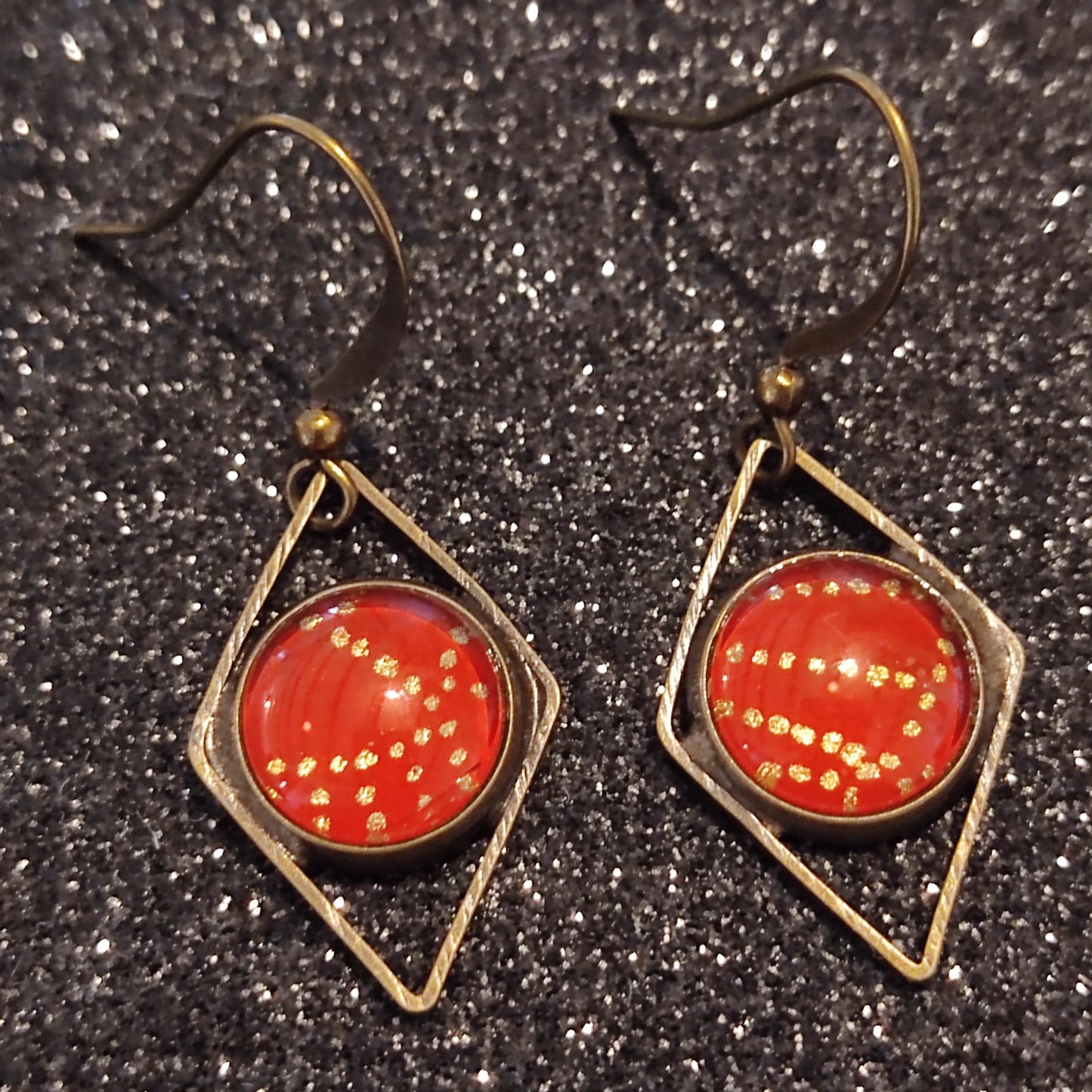 Boucles d'oreilles courtes - bronze - cabochons ronds 10mm - Forme losange - Pois dorés fond rouge