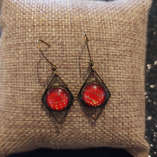 Boucles d'oreilles courtes - bronze - cabochons ronds 10mm - Forme losange - Pois dorés fond rouge