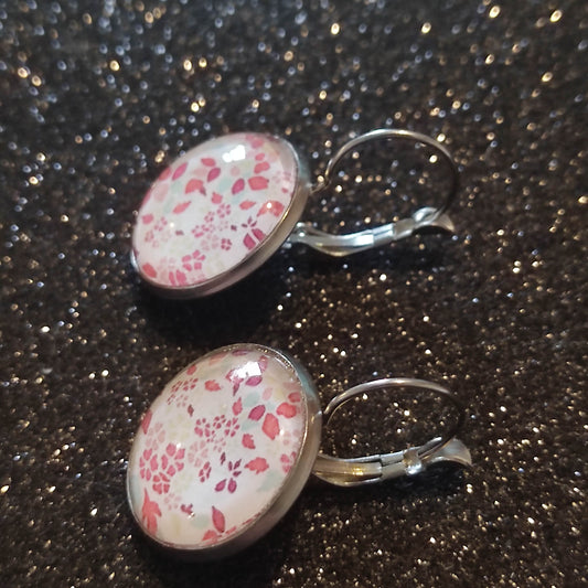 Boucles d'oreilles dormeuses rondes 18mm - Métal argenté - fleurs rose antique et bleues pastel fond blanc