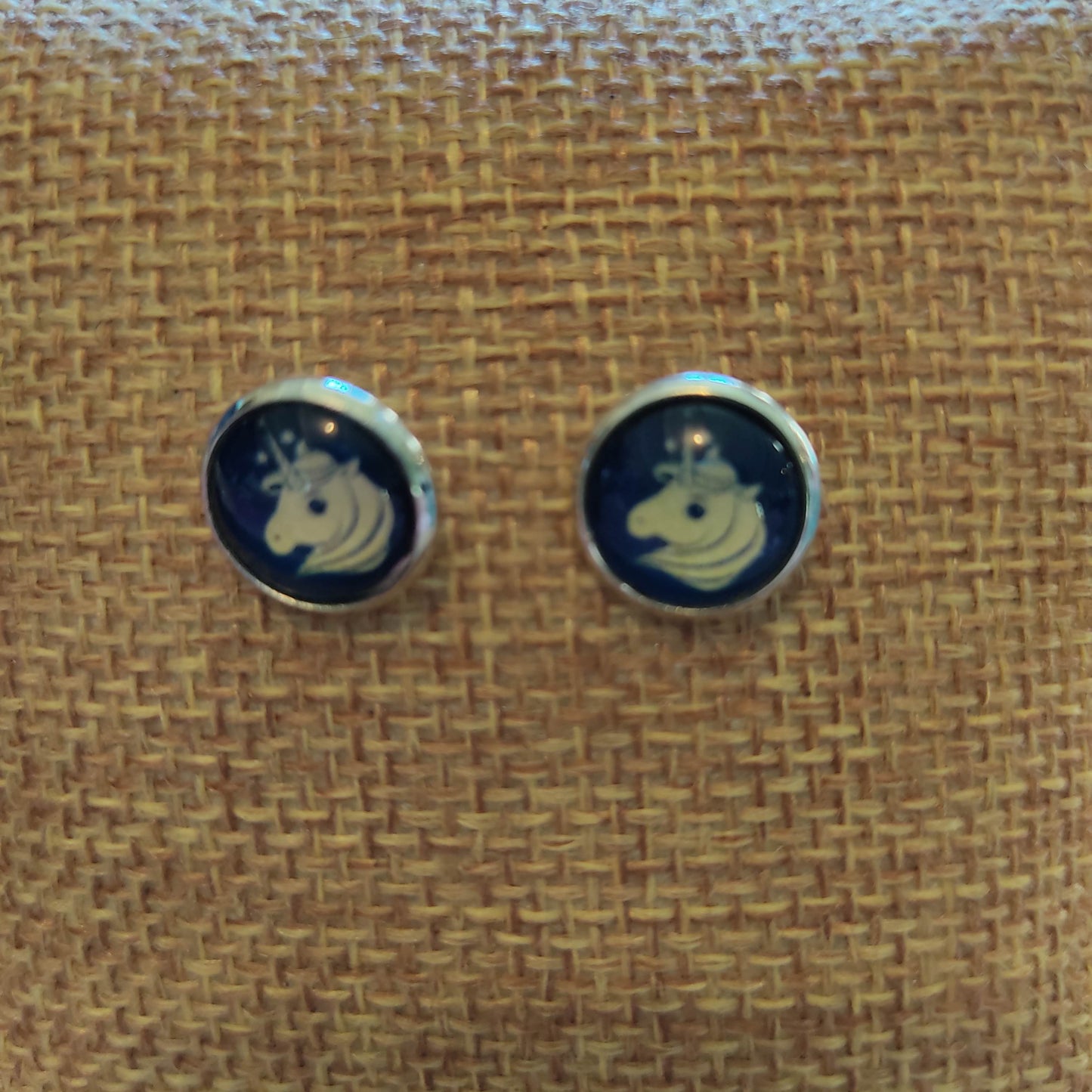 Boucles d'oreilles Puces 10mm - Acier inoxydable - licorne sur fond bleu