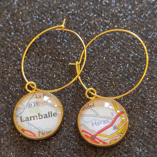 Boucles d'oreilles Créoles 25 mm - cabochons verre 16 mm - recyclage carte routière Lamballe (22) - acier inoxydable doré