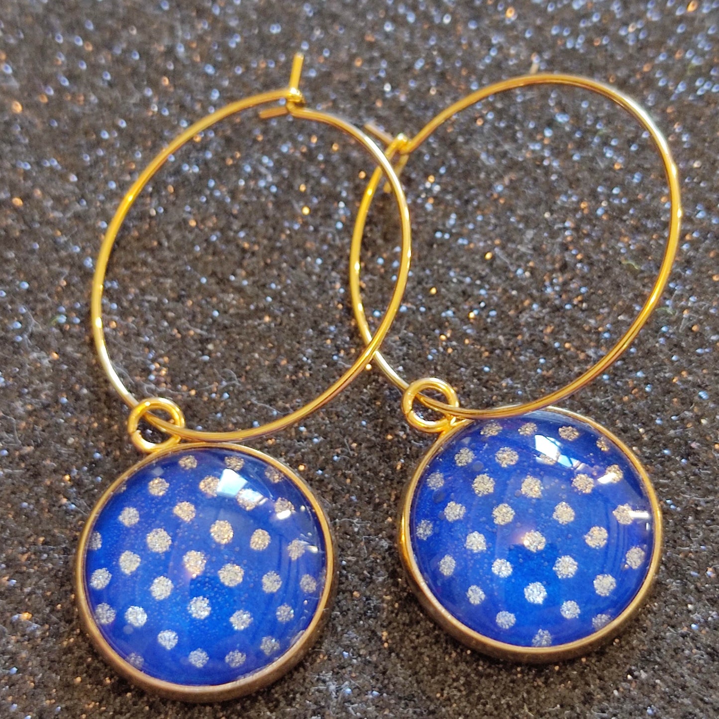Boucles d'oreilles Créoles 25 mm - cabochons verre 16 mm - papier japonais pois argentés sur fond bleu