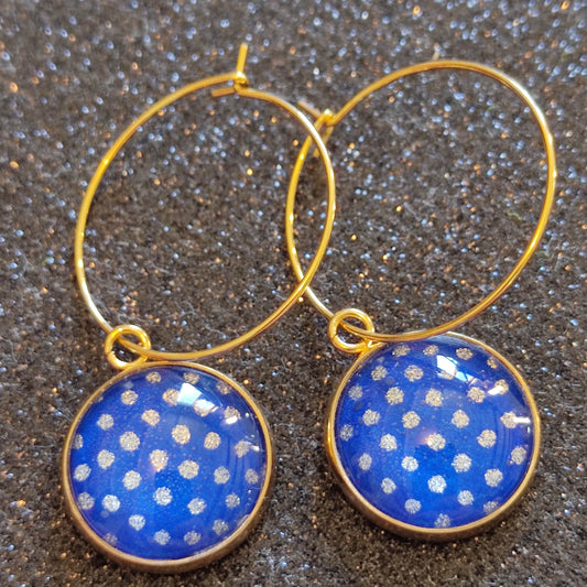 Boucles d'oreilles Créoles 25 mm - cabochons verre 16 mm - papier japonais pois argentés sur fond bleu