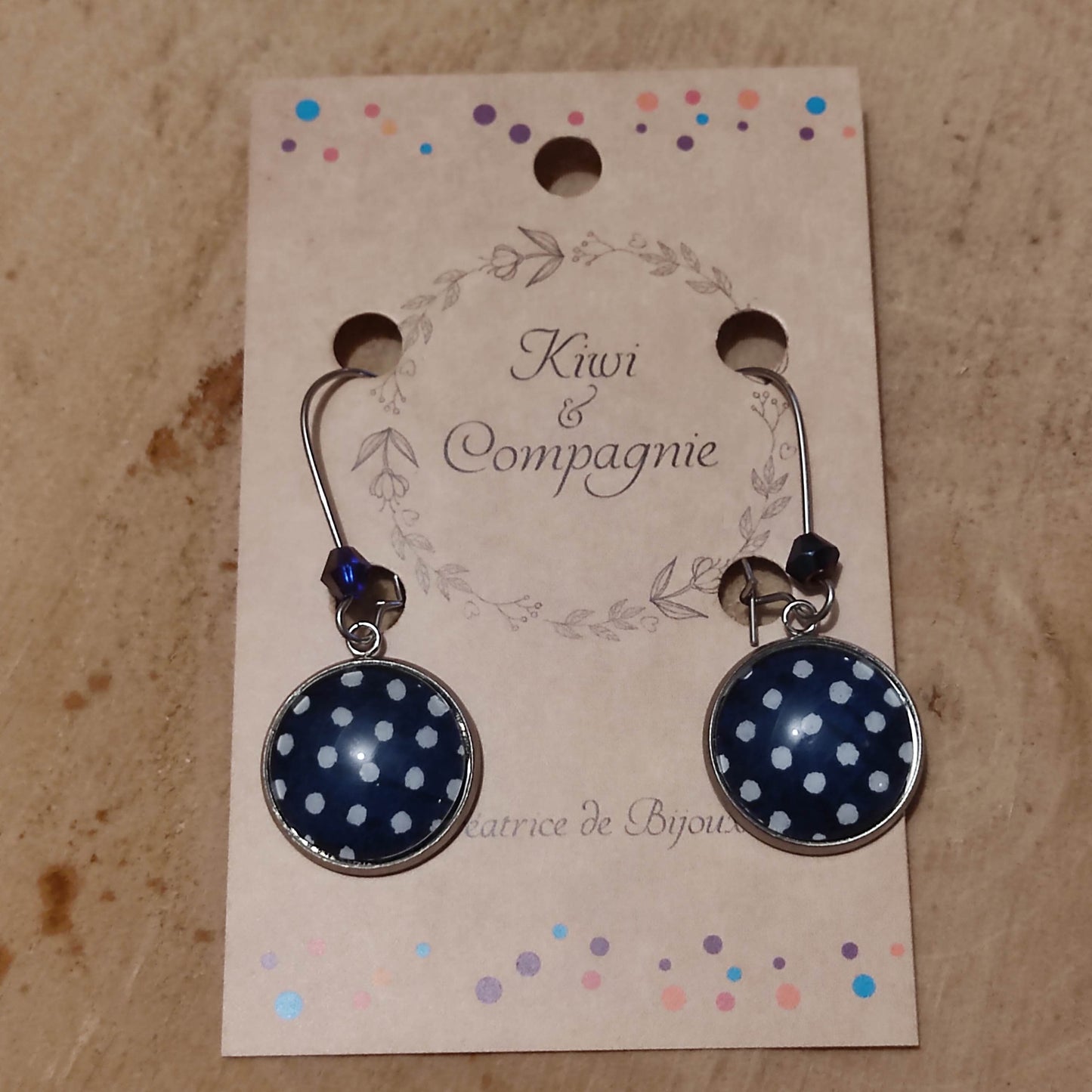 Boucles d'oreilles pendantes crochets fermés - Cabochon rond 16mm - acier inoxydable - Pois blancs, fond bleu marine - Perle bleu marine