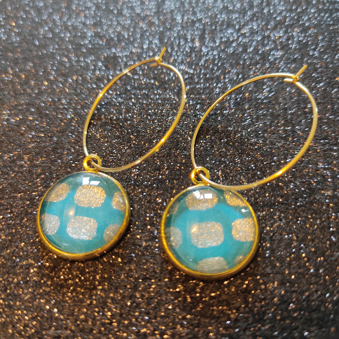 Boucles d'oreilles Créoles 25 mm - cabochons verre 16 mm - pois argentés, fond bleu atoll  - acier inoxydable doré