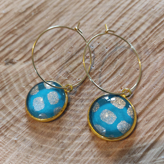 Boucles d'oreilles Créoles 25 mm - cabochons verre 16 mm - pois argentés, fond bleu atoll  - acier inoxydable doré