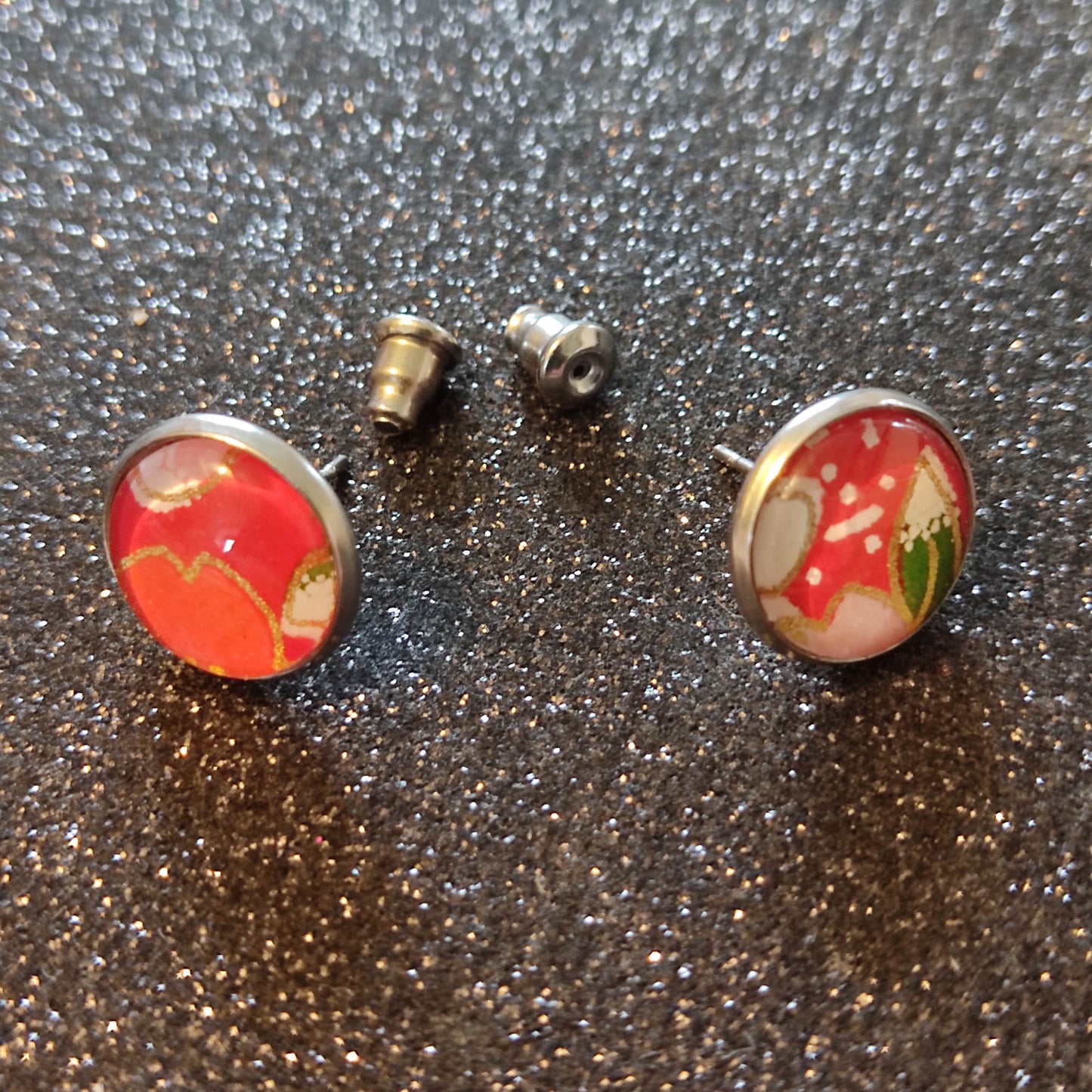 Boucles d'oreilles Puces 12mm - Acier inoxydable - Papier japonais fleur de cerisier fond rouge
