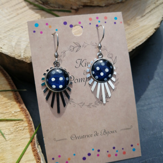 Boucles d'oreilles cabochons 12mm - Acier inoxydable - pois blanc fond bleu, breloque feuille filigrane