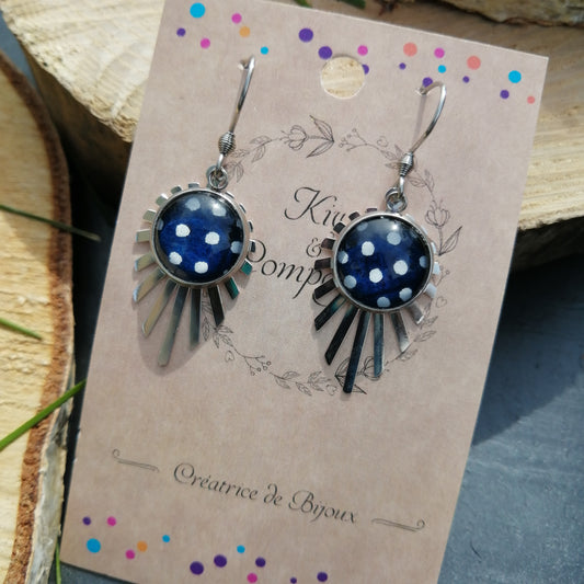 Boucles d'oreilles cabochons 12mm - Acier inoxydable - pois blanc fond bleu, breloque feuille filigrane