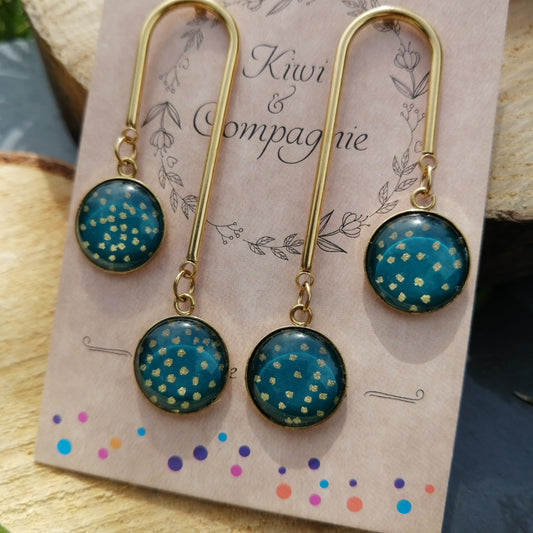 Boucle d'oreille en forme de U - acier inoxydable doré - double cabochon - pois doré fond vert sapin