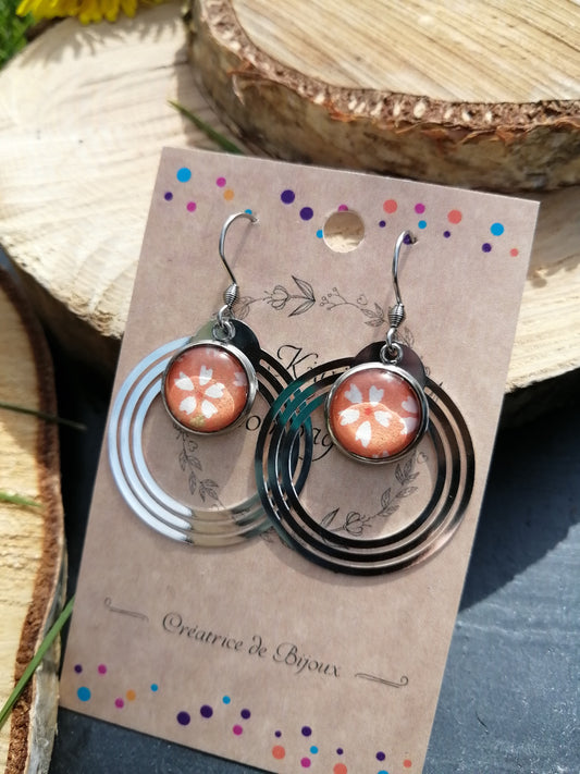 Boucles d'oreilles cabochons ronds 12mm - Métal argenté - fleurs blanches fond corail + breloque cercle