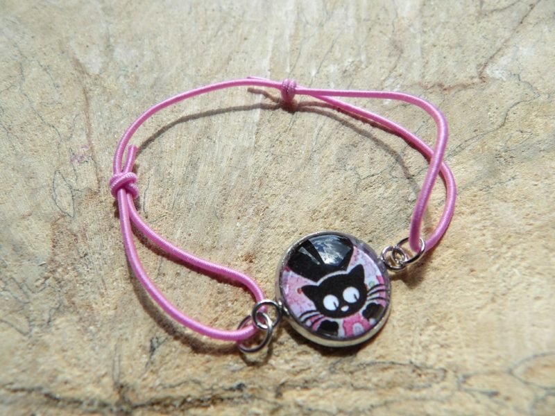 Bracelet élastique rose avec cabochon chat 14mm