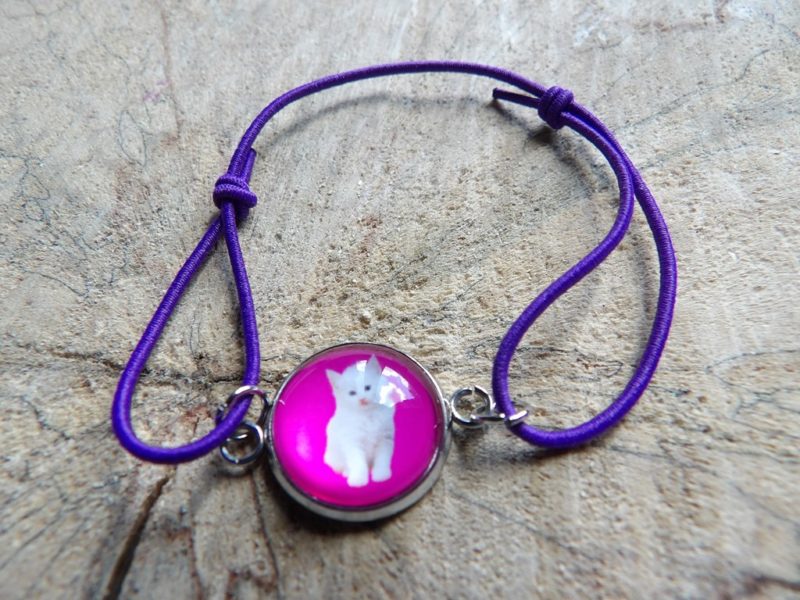 Bracelet élastique violet avec cabochon chat blanc fond rose 14mm