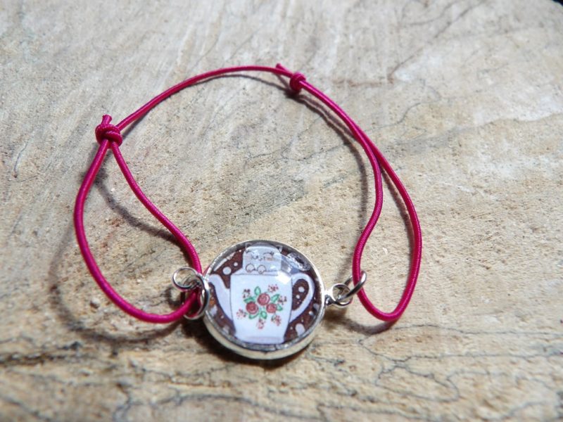 Bracelet élastique rose avec cabochon chat dans théière 14mm