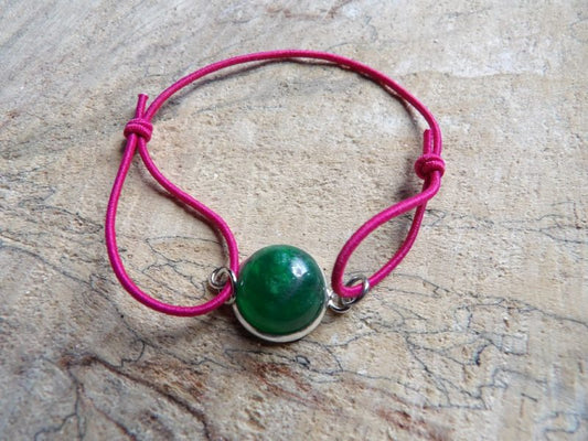 Bracelet élastique rose avec cabochon vert 12mm