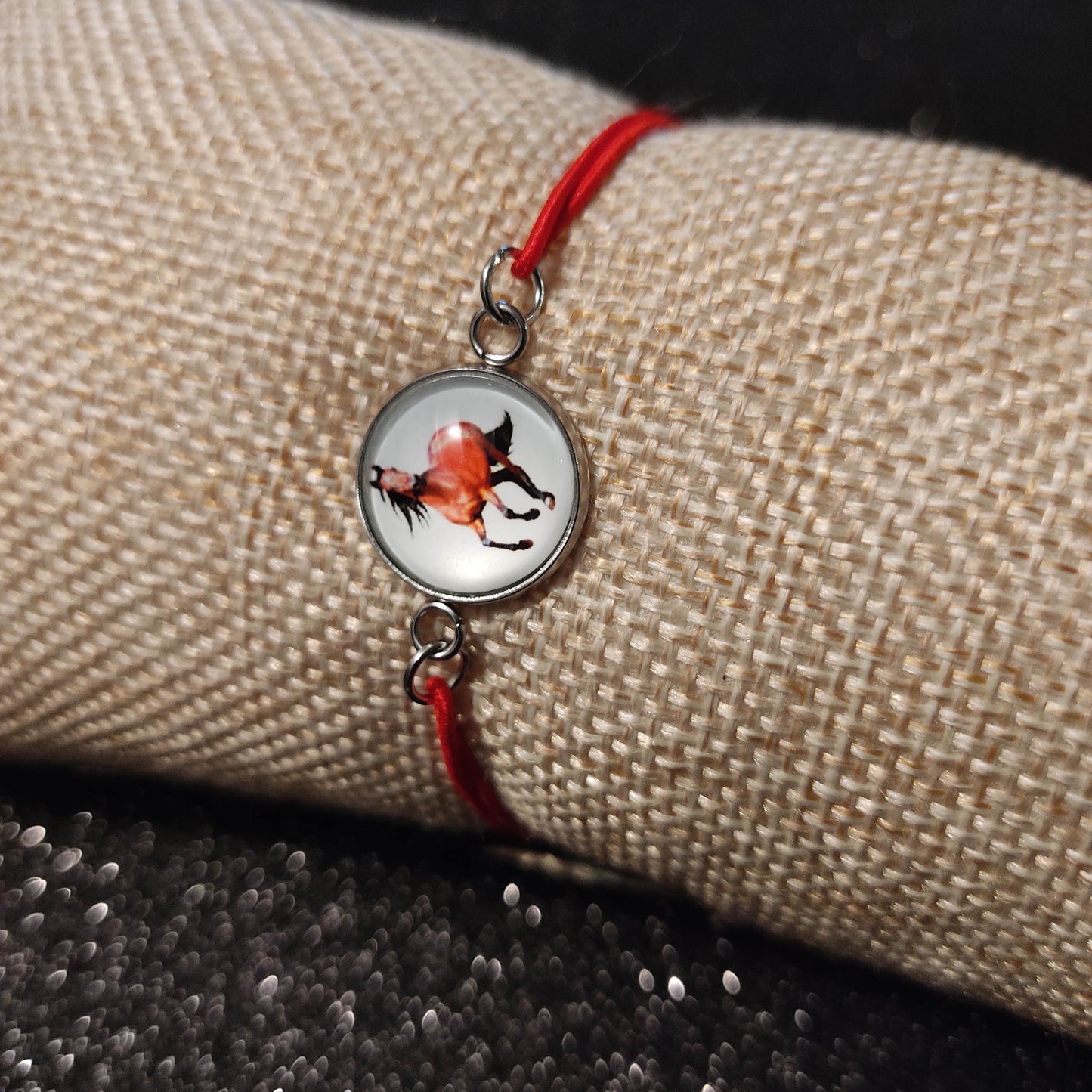 Bracelet élastique couleur rouge avec cabochon 14mm - cheval