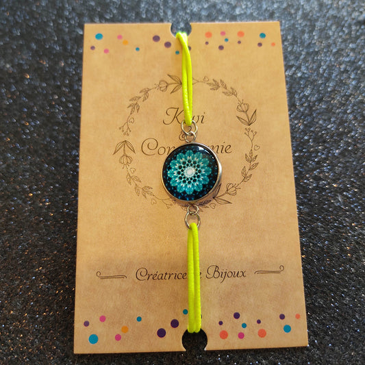 Bracelet élastique vert prairie avec cabochon fleur bleue 14mm
