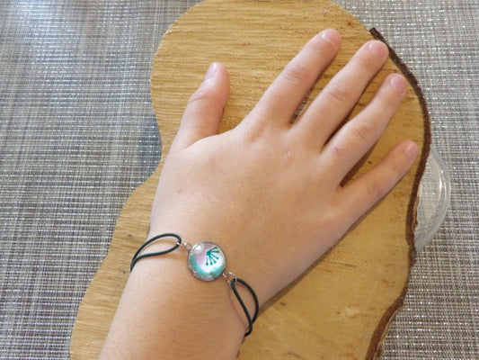 Bracelet élastique couleur verte avec cabochon 14mm - papier japonais fond bleu et fleur blanche et violette