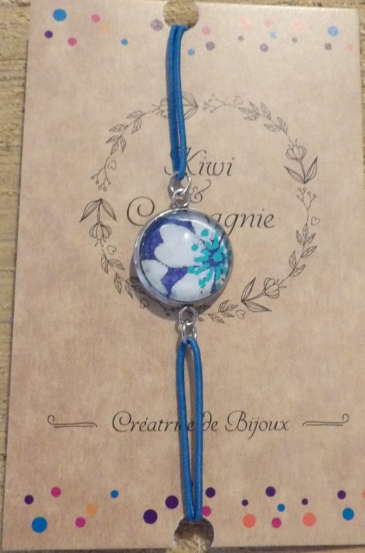 Bracelet élastique couleur bleue avec cabochon 14mm - papier japonais fond bleu fleur blanche