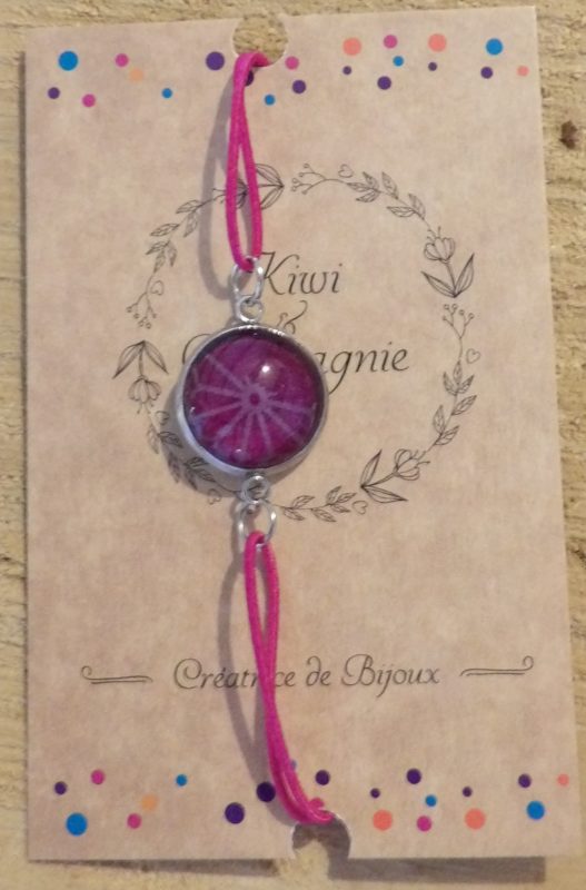 Bracelet élastique couleur rose avec cabochon 14mm - fond violet