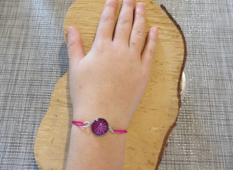 Bracelet élastique couleur rose avec cabochon 14mm - fond violet
