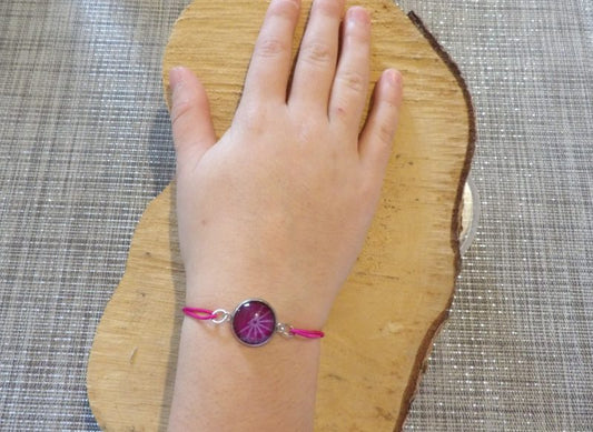 Bracelet élastique couleur rose avec cabochon 14mm - fond violet